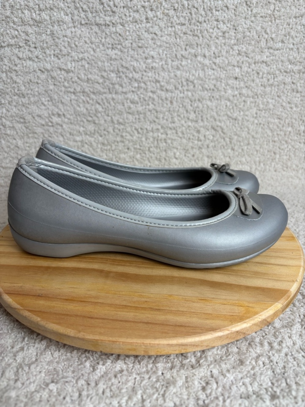 Crocs Ballet Flats With A Bow Coquette Slip On Comfort Womens 7 Metallic Grey